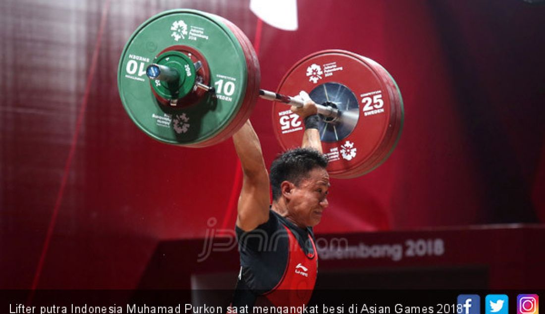 Lifter putra Indonesia Muhamad Purkon saat mengangkat besi di Asian Games 2018, Jakarta, Selasa (21/8). - JPNN.com