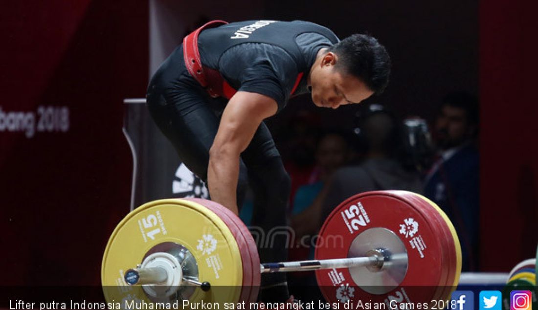 Lifter putra Indonesia Muhamad Purkon saat mengangkat besi di Asian Games 2018, Jakarta, Selasa (21/8). - JPNN.com