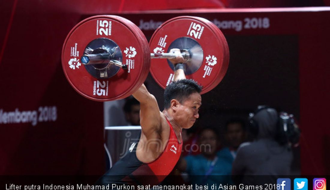 Lifter putra Indonesia Muhamad Purkon saat mengangkat besi di Asian Games 2018, Jakarta, Selasa (21/8). - JPNN.com