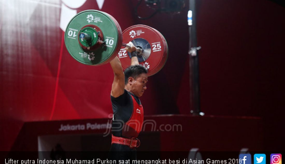 Lifter putra Indonesia Muhamad Purkon saat mengangkat besi di Asian Games 2018, Jakarta, Selasa (21/8). - JPNN.com