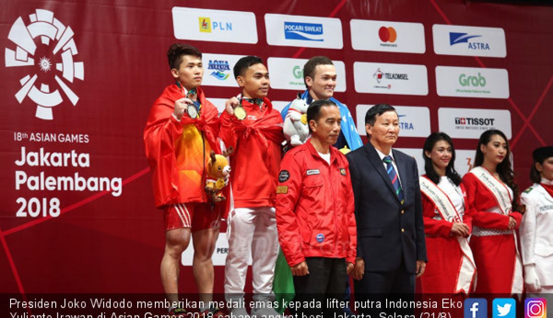 Presiden Joko Widodo memberikan medali emas kepada lifter putra Indonesia Eko Yulianto Irawan di Asian Games 2018 cabang angkat besi, Jakarta, Selasa (21/8). - JPNN.com