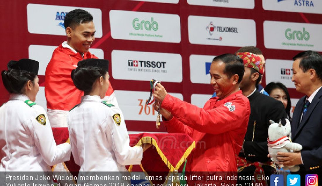 Presiden Joko Widodo memberikan medali emas kepada lifter putra Indonesia Eko Yulianto Irawan di Asian Games 2018 cabang angkat besi, Jakarta, Selasa (21/8). - JPNN.com