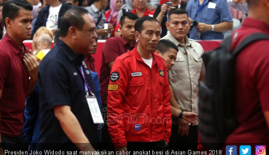 Presiden Joko Widodo saat menyaksikan cabor angkat besi di Asian Games 2018 cabang angkat besi, Jakarta, Selasa (21/8). - JPNN.com