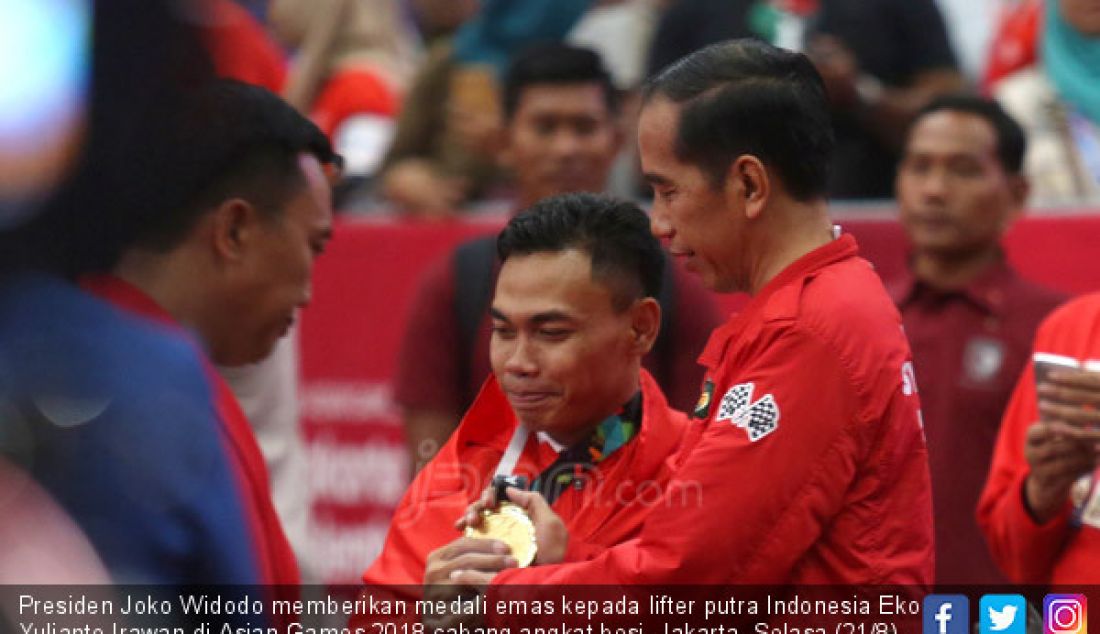 Presiden Joko Widodo memberikan medali emas kepada lifter putra Indonesia Eko Yulianto Irawan di Asian Games 2018 cabang angkat besi, Jakarta, Selasa (21/8). - JPNN.com