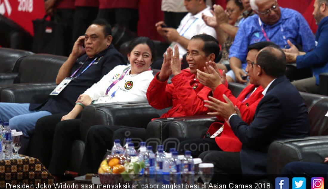 Presiden Joko Widodo saat menyaksikan cabor angkat besi di Asian Games 2018 cabang angkat besi, Jakarta, Selasa (21/8). - JPNN.com