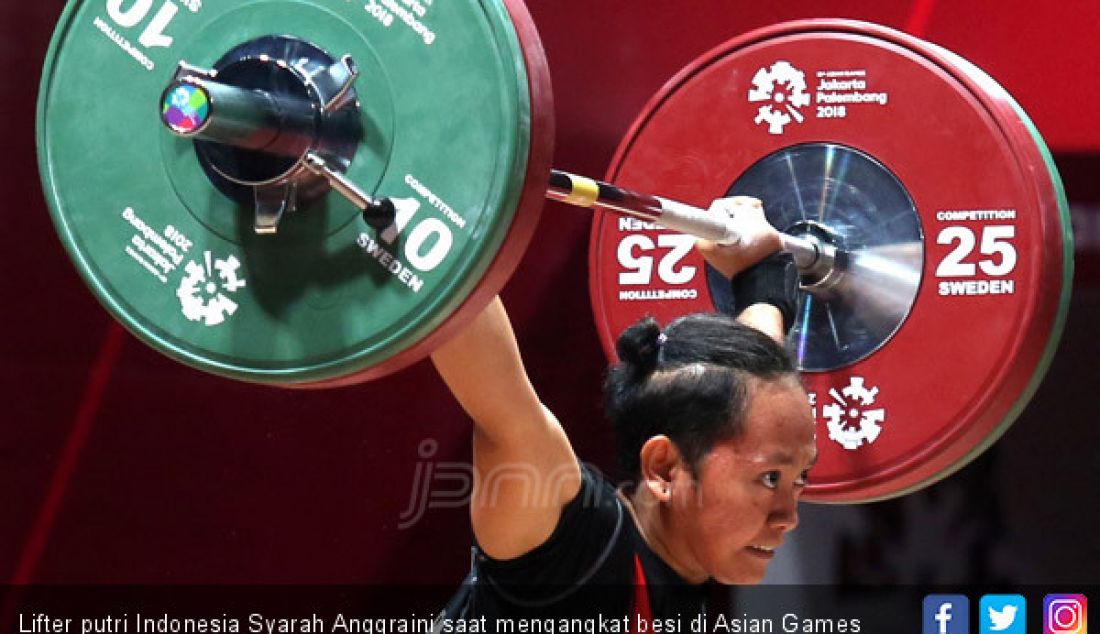 Lifter putri Indonesia Syarah Anggraini saat mengangkat besi di Asian Games 2018, Jakarta, Selasa (21/8). - JPNN.com