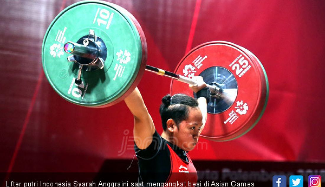 Lifter putri Indonesia Syarah Anggraini saat mengangkat besi di Asian Games 2018, Jakarta, Selasa (21/8). - JPNN.com