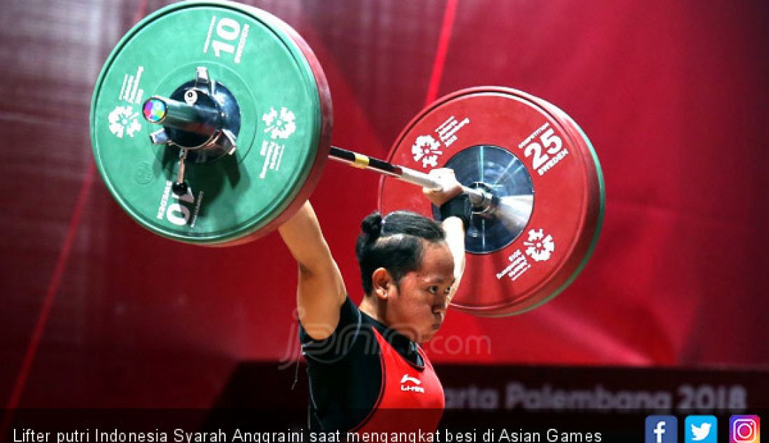 Lifter putri Indonesia Syarah Anggraini saat mengangkat besi di Asian Games 2018, Jakarta, Selasa (21/8). - JPNN.com