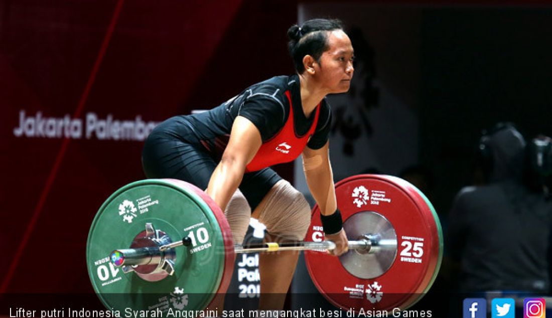 Lifter putri Indonesia Syarah Anggraini saat mengangkat besi di Asian Games 2018, Jakarta, Selasa (21/8). - JPNN.com