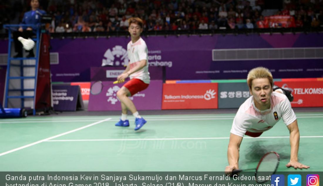 Ganda putra Indonesia Kevin Sanjaya Sukamuljo dan Marcus Fernaldi Gideon saat bertanding di Asian Games 2018, Jakarta, Selasa (21/8). Marcus dan Kevin menang atas ganda putra Jepang dengan dua set langsung. - JPNN.com