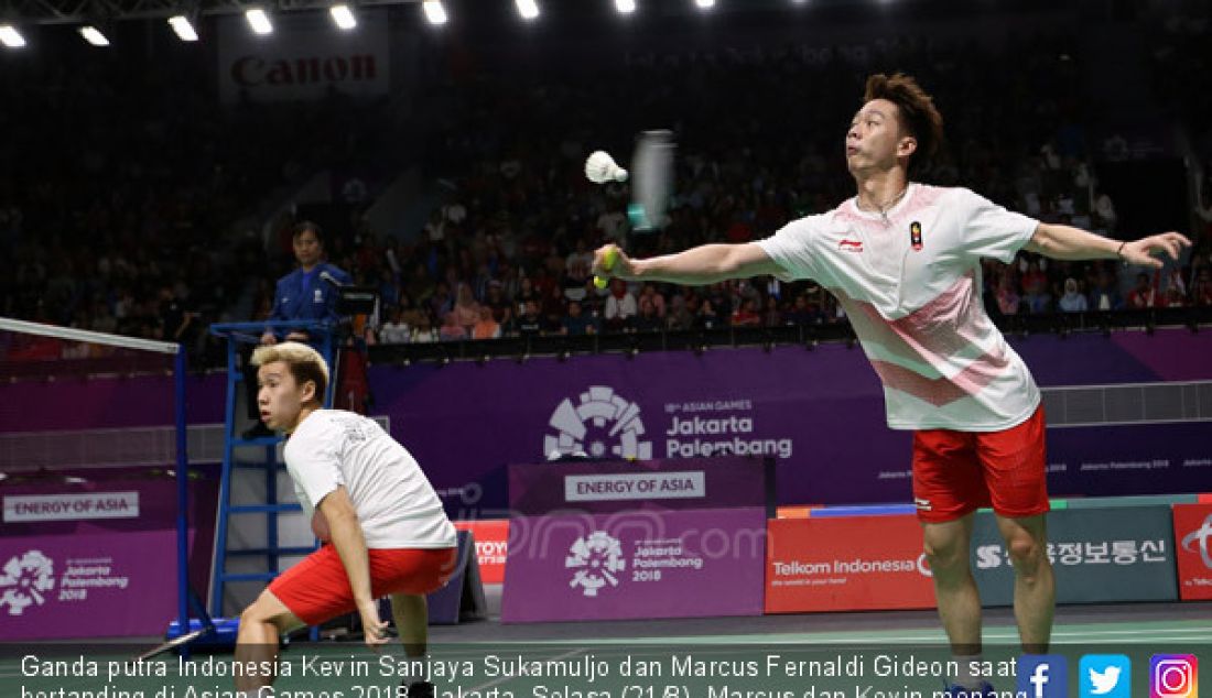 Ganda putra Indonesia Kevin Sanjaya Sukamuljo dan Marcus Fernaldi Gideon saat bertanding di Asian Games 2018, Jakarta, Selasa (21/8). Marcus dan Kevin menang atas ganda putra Jepang dengan dua set langsung. - JPNN.com