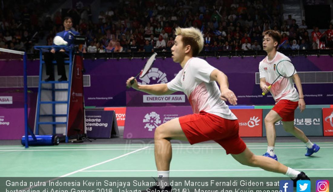 Ganda putra Indonesia Kevin Sanjaya Sukamuljo dan Marcus Fernaldi Gideon saat bertanding di Asian Games 2018, Jakarta, Selasa (21/8). Marcus dan Kevin menang atas ganda putra Jepang dengan dua set langsung. - JPNN.com