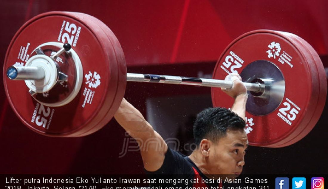 Lifter putra Indonesia Eko Yulianto Irawan saat mengangkat besi di Asian Games 2018, Jakarta, Selasa (21/8). Eko meraih medali emas dengan total angkatan 311 kg. - JPNN.com