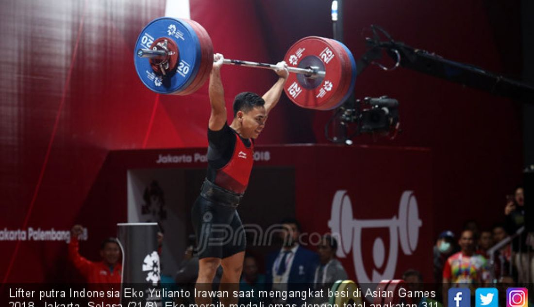 Lifter putra Indonesia Eko Yulianto Irawan saat mengangkat besi di Asian Games 2018, Jakarta, Selasa (21/8). Eko meraih medali emas dengan total angkatan 311 kg. - JPNN.com