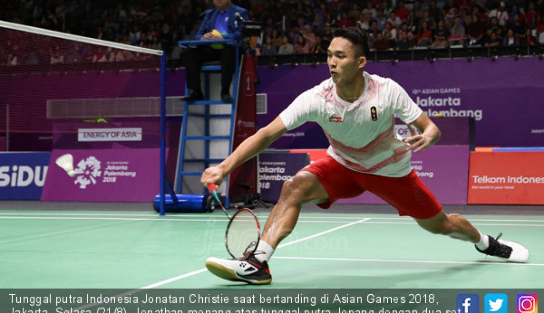 Tunggal putra Indonesia Jonatan Christie saat bertanding di Asian Games 2018, Jakarta, Selasa (21/8). Jonathan menang atas tunggal putra Jepang dengan dua set langsung. - JPNN.com