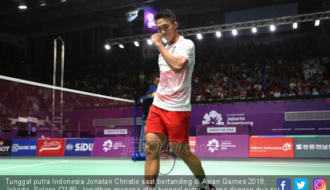 Tunggal putra Indonesia Jonatan Christie saat bertanding di Asian Games 2018, Jakarta, Selasa (21/8). Jonathan menang atas tunggal putra Jepang dengan dua set langsung. - JPNN.com