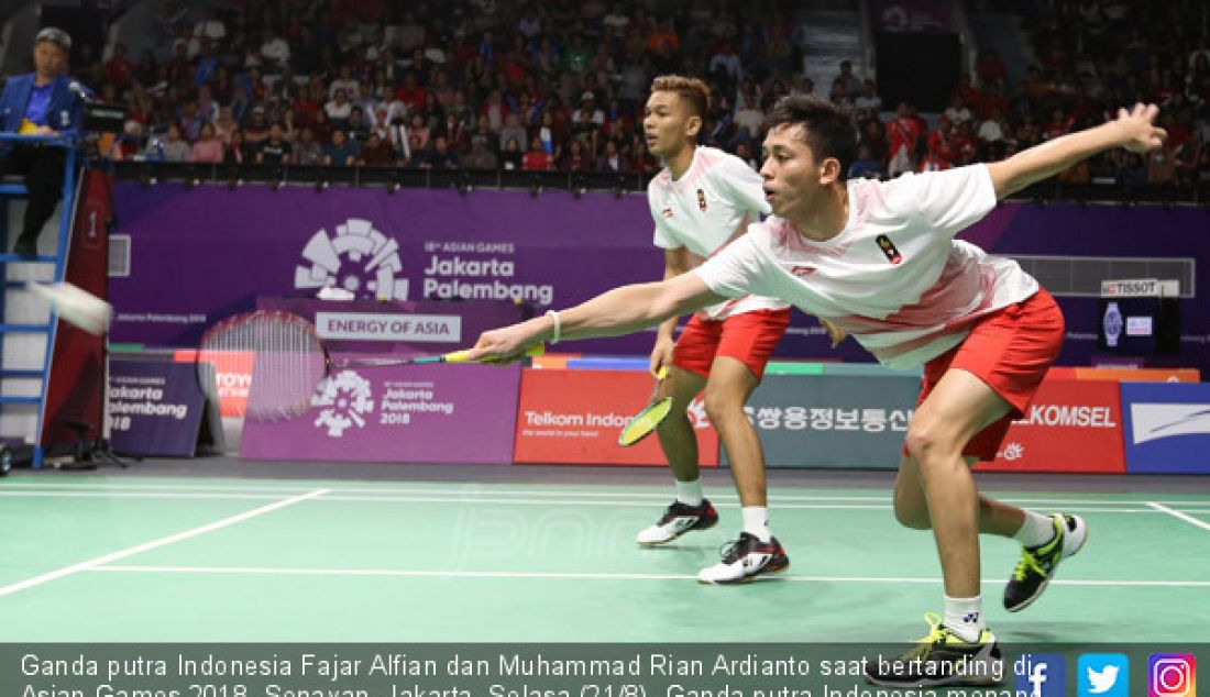 Ganda putra Indonesia Fajar Alfian dan Muhammad Rian Ardianto saat bertanding di Asian Games 2018, Senayan, Jakarta, Selasa (21/8). Ganda putra Indonesia menang atas Jepang dua set sekaligus. - JPNN.com