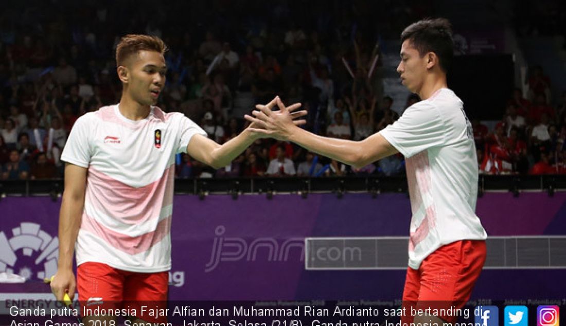 Ganda putra Indonesia Fajar Alfian dan Muhammad Rian Ardianto saat bertanding di Asian Games 2018, Senayan, Jakarta, Selasa (21/8). Ganda putra Indonesia menang atas Jepang dua set sekaligus. - JPNN.com