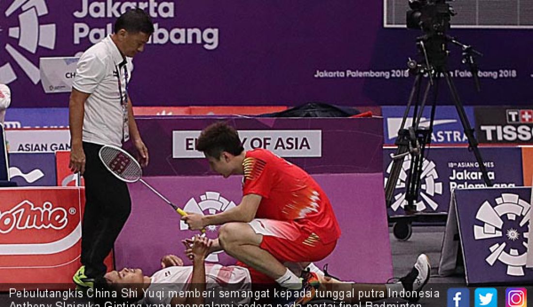 Pebulutangkis China Shi Yuqi memberi semangat kepada tunggal putra Indonesia Anthony SInisuka Ginting yang mengalami cedera pada partai final Badminton beregu Asian Games ke-18, Senayan, GBK, Jakarta, Rabu (22/8). - JPNN.com