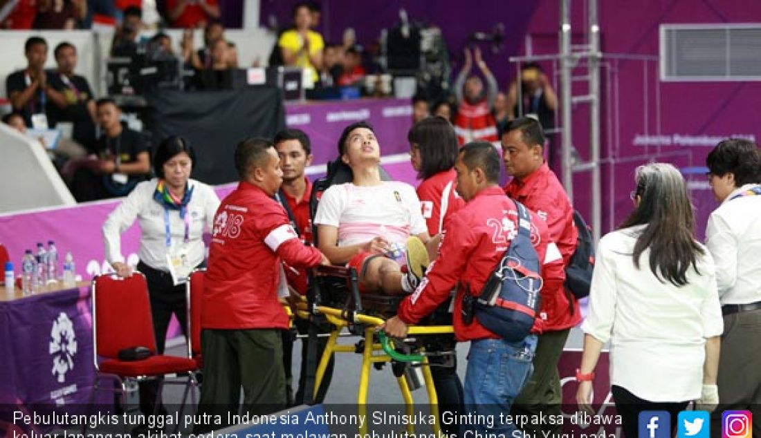 Pebulutangkis tunggal putra Indonesia Anthony SInisuka Ginting terpaksa dibawa keluar lapangan akibat cedera saat melawan pebulutangkis China Shi Yuqi pada partai final Badminton beregu Asian Games ke-18. - JPNN.com