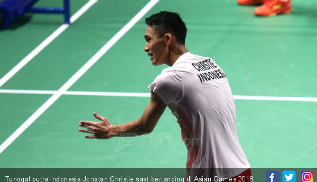 Tunggal putra Indonesia Jonatan Christie saat bertanding di Asian Games 2018, Jakarta, Rabu (22/8). Jonathan kalah atas tunggal putra China. - JPNN.com