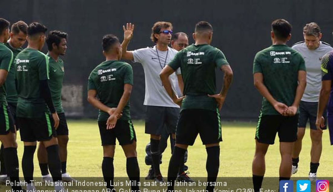 Pelatih Tim Nasional Indonesia Luis Milla saat sesi latihan bersama rekan-rekannya di Lapangan ABC Gelora Bung Karno Jakarta, Kamis (23/8). - JPNN.com