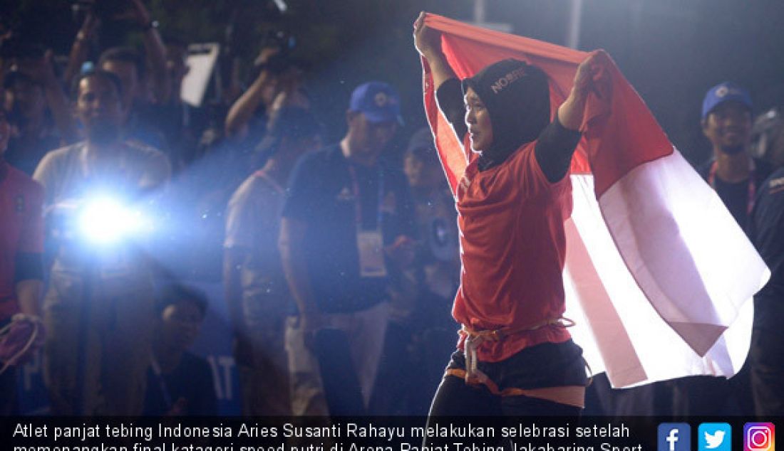 Atlet panjat tebing Indonesia Aries Susanti Rahayu melakukan selebrasi setelah memenangkan final katagori speed putri di Arena Panjat Tebing Jakabaring Sport City, Palembang, Sumatera Selatan, Kamis (23/8). - JPNN.com