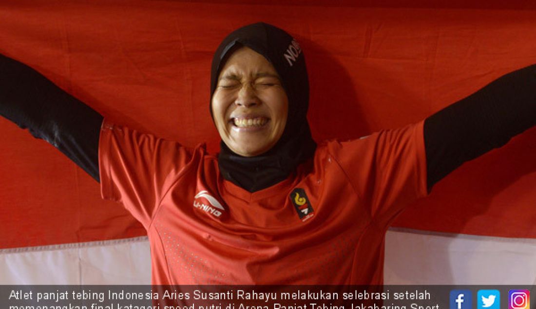 Atlet panjat tebing Indonesia Aries Susanti Rahayu melakukan selebrasi setelah memenangkan final katagori speed putri di Arena Panjat Tebing Jakabaring Sport City, Palembang, Sumatera Selatan, Kamis (23/8). - JPNN.com