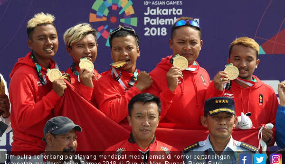 Tim putra penerbang paralayang mendapat medali emas di nomor pertandingan ketepatan mendarat Asian Games 2018 di Gunung Mas, Puncak Bogor. - JPNN.com