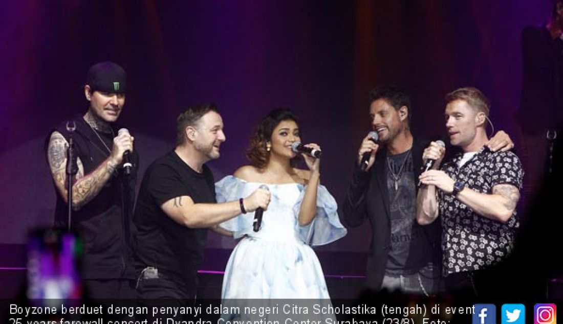 Boyzone berduet dengan penyanyi dalam negeri Citra Scholastika (tengah) di event 25 years farewall concert di Dyandra Convention Center Surabaya.(23/8). - JPNN.com