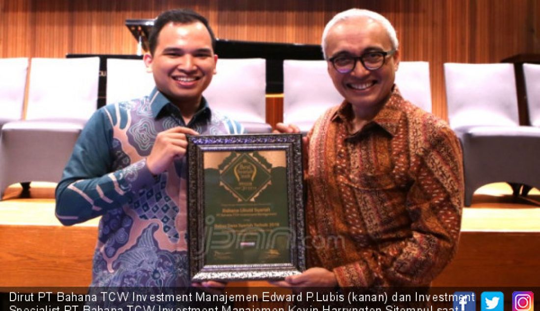 Dirut PT Bahana TCW Investment Manajemen Edward P.Lubis (kanan) dan Investment Specialist PT Bahana TCW Investment Manajemen Kevin Harryngton Sitompul saat acara pemberian penghargaan Best Syariah 2018, Jakarta. - JPNN.com