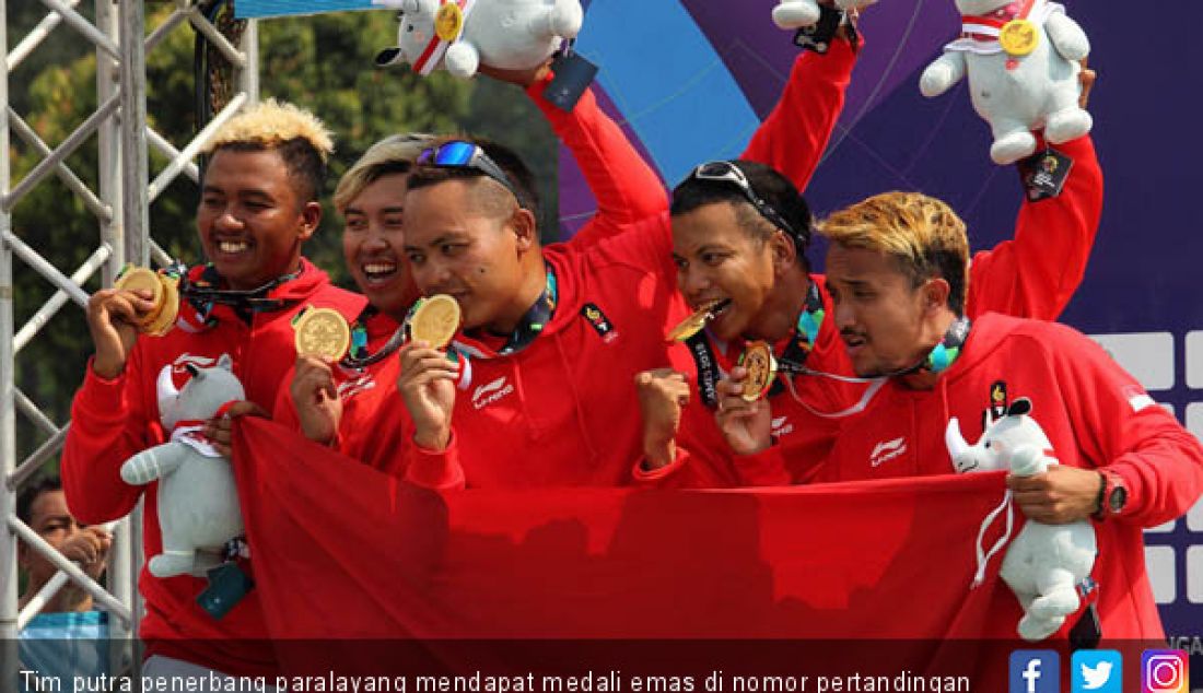 Tim putra penerbang paralayang mendapat medali emas di nomor pertandingan ketepatan mendarat Asian Games 2018 di Gunung Mas, Puncak Bogor. - JPNN.com