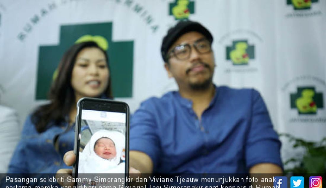 Pasangan selebriti Sammy Simorangkir dan Viviane Tjeauw menunjukkan foto anak pertama mereka yang diberi nama Gevariel Jogi Simorangkir saat konpers di Rumah Sakit Hermina Jatinegara, Jakarta, Jumat (24/8). - JPNN.com