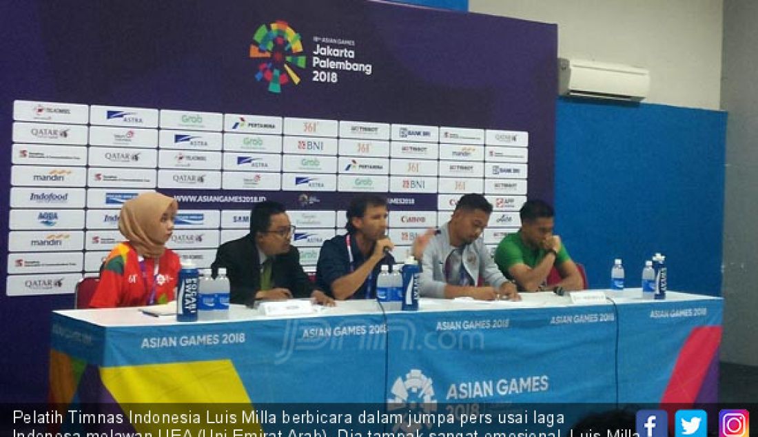 Pelatih Timnas Indonesia Luis Milla berbicara dalam jumpa pers usai laga Indonesa melawan UEA (Uni Emirat Arab). Dia tampak sangat emosional. Luis Milla menyebut jika Wasit Evans Tak Layak Pimpin Level Asian Games. - JPNN.com