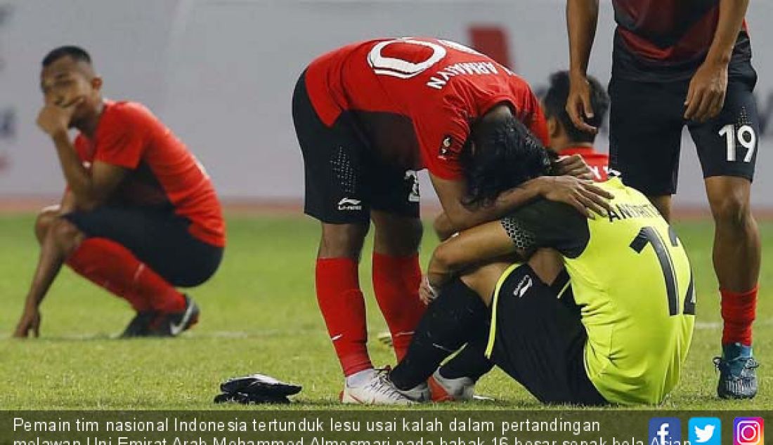 Pemain tim nasional Indonesia tertunduk lesu usai kalah dalam pertandingan melawan Uni Emirat Arab Mohammed Almesmari pada babak 16 besar sepak bola Asian Games 2018 di Stadion Wibawa Mukti Cikarang, Jumat (24/8). - JPNN.com