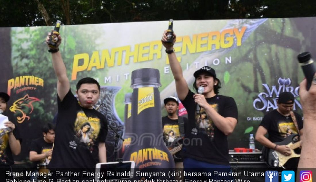 Brand Manager Panther Energy Relnaldo Sunyanta (kiri) bersama Pemeran Utama Wiro Sableng Fino G Bastian saat peluncuran produk terbatas Energy Panther Wiro Sableng di area CFD Hutan Kota Cijantung, Minggu (26/8). - JPNN.com