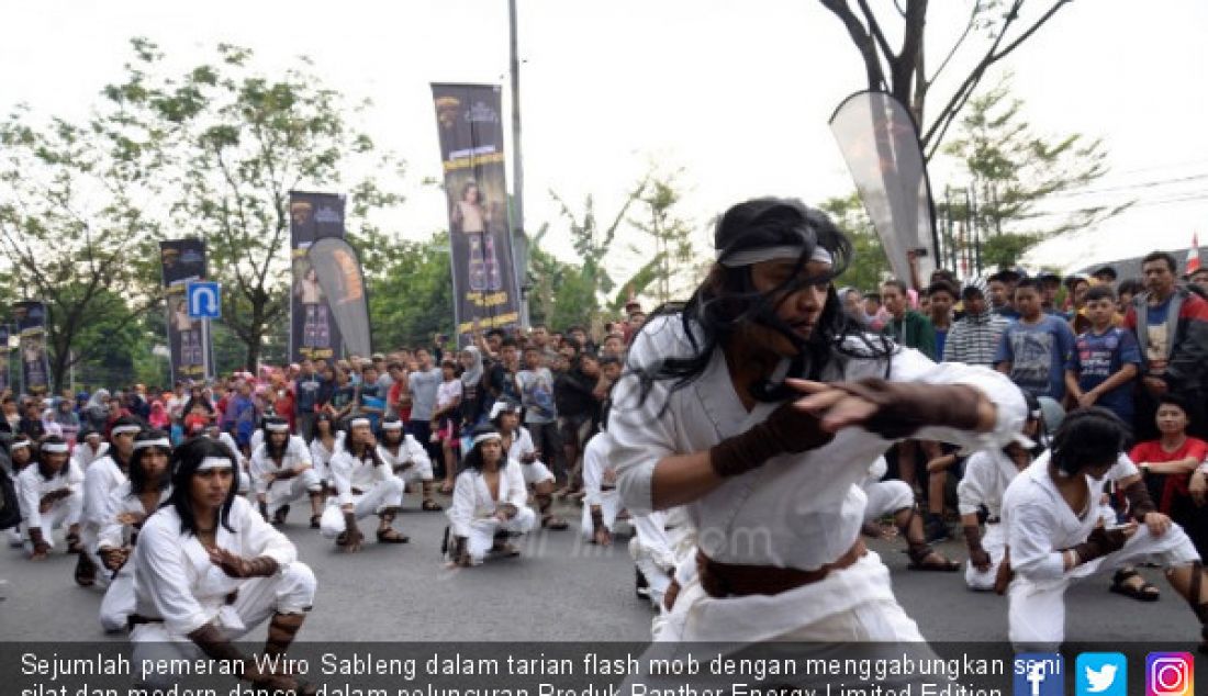 Sejumlah pemeran Wiro Sableng dalam tarian flash mob dengan menggabungkan seni silat dan modern dance, dalam peluncuran Produk Panther Energy Limited Edition Wiro Sableng, di Jakarta, Minggu (26/8). - JPNN.com