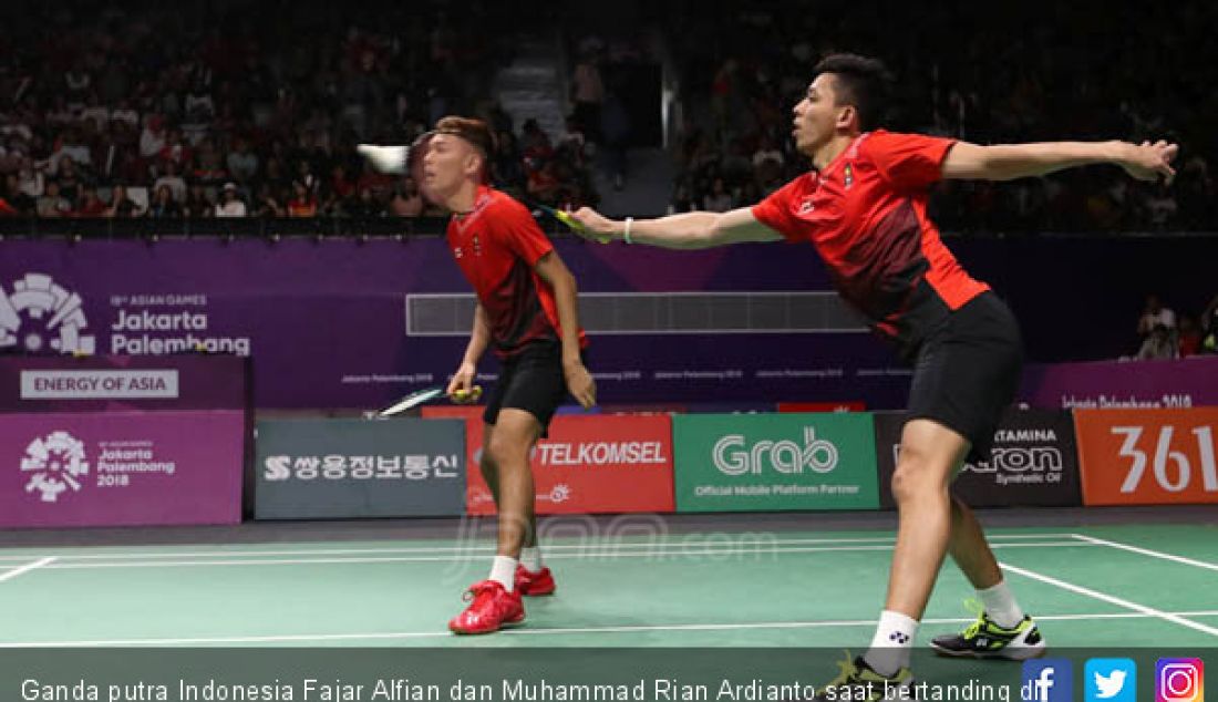 Ganda putra Indonesia Fajar Alfian dan Muhammad Rian Ardianto saat bertanding di Asian Games 2018, Jakarta, Minggu (26/8). - JPNN.com