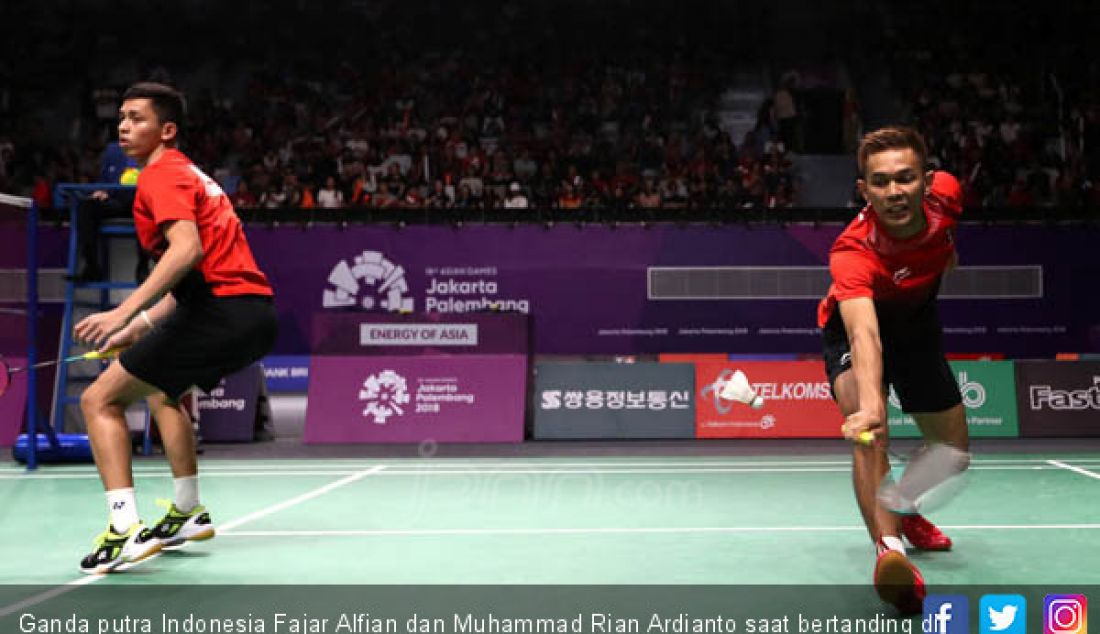 Ganda putra Indonesia Fajar Alfian dan Muhammad Rian Ardianto saat bertanding di Asian Games 2018, Jakarta, Minggu (26/8). - JPNN.com