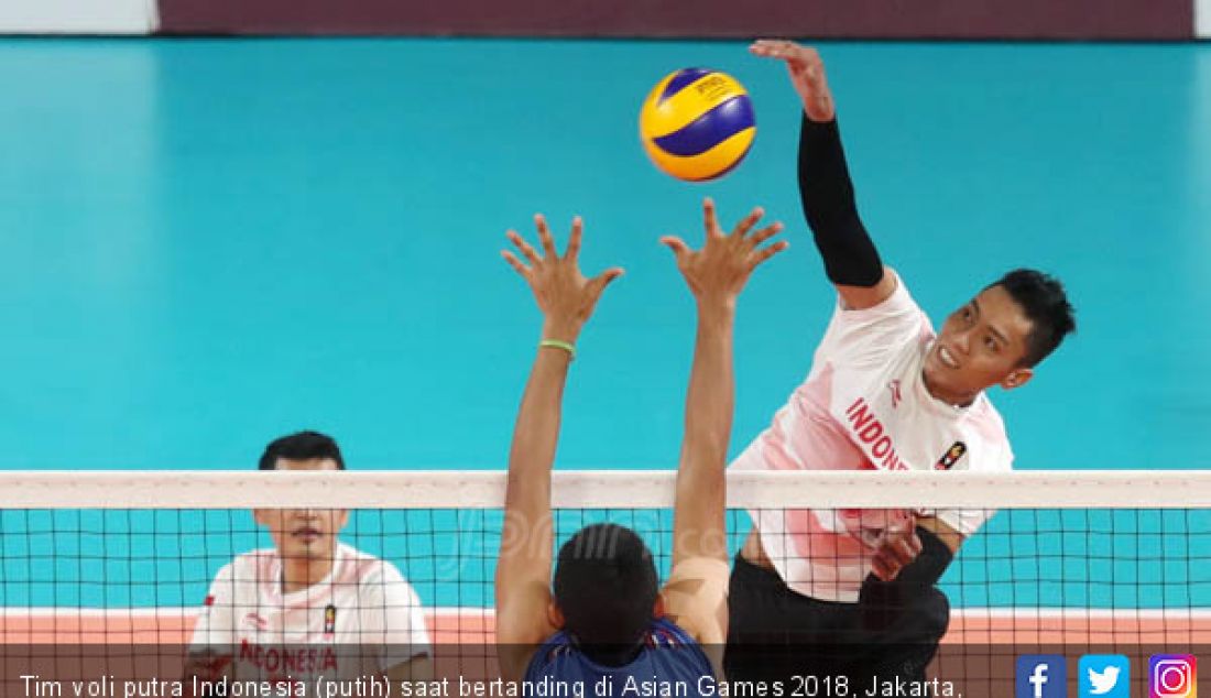 Tim voli putra Indonesia (putih) saat bertanding di Asian Games 2018, Jakarta, Minggu (26/8). - JPNN.com