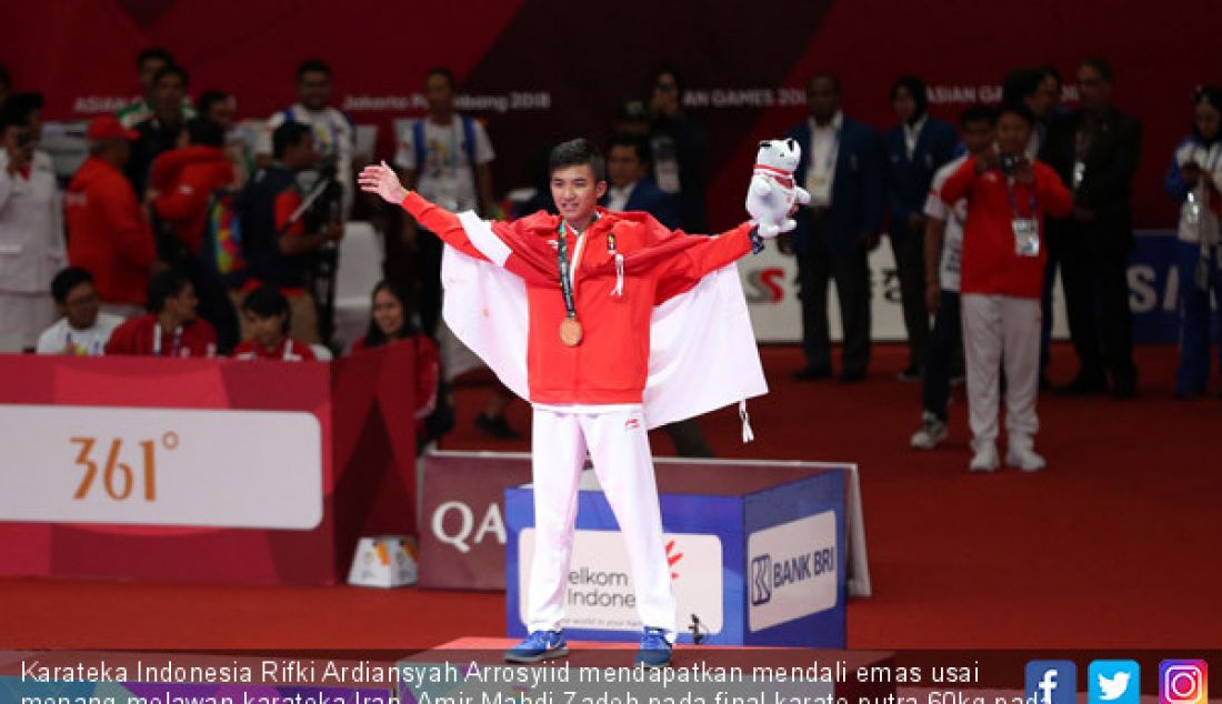 Karateka Indonesia Rifki Ardiansyah Arrosyiid mendapatkan mendali emas usai menang melawan karateka Iran, Amir Mahdi Zadeh pada final karate putra 60kg pada Asian Games 2018, Senayan, Jakarta, Sabtu (25/8). - JPNN.com