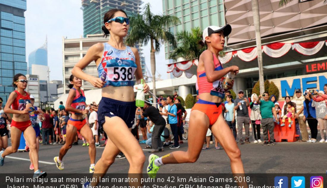 Pelari melaju saat mengikuti lari maraton putri no 42 km Asian Games 2018, Jakarta, Minggu (26/8). Maraton dengan rute Stadion GBK-Mangga Besar- Bundaran Senayan itu dimenangkan oleh pelari Bahrain, Chelimo Rosa. - JPNN.com