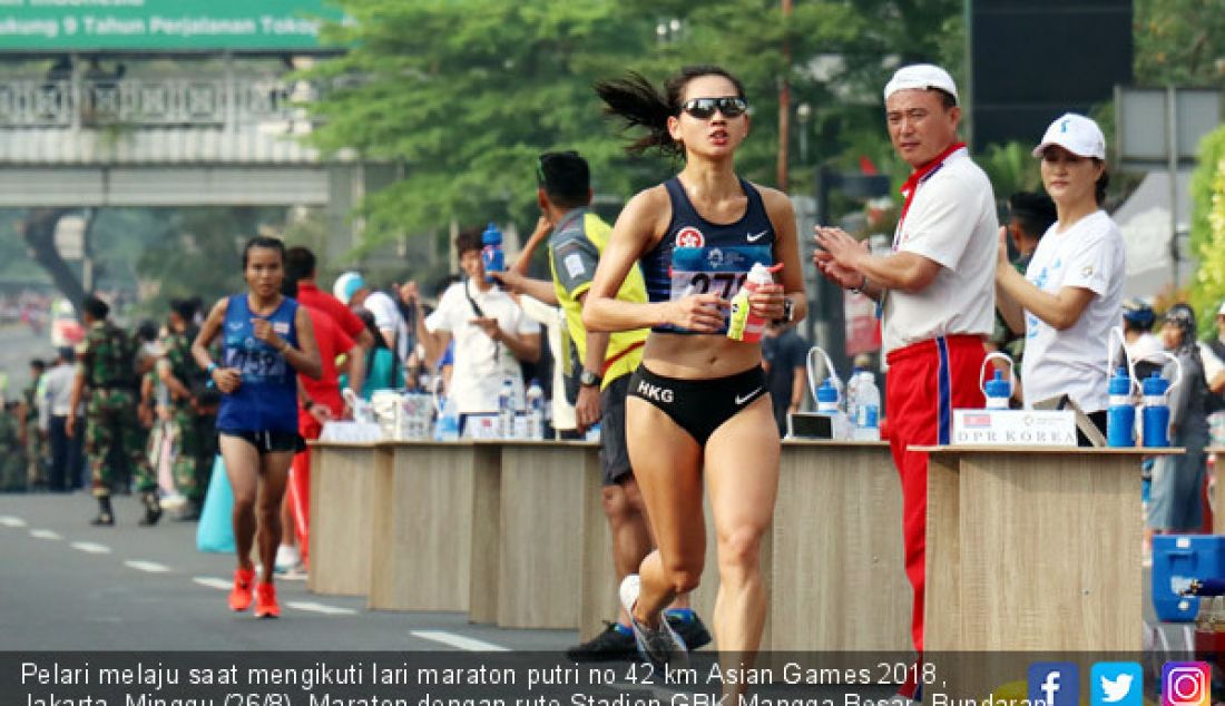 Pelari melaju saat mengikuti lari maraton putri no 42 km Asian Games 2018, Jakarta, Minggu (26/8). Maraton dengan rute Stadion GBK-Mangga Besar- Bundaran Senayan itu dimenangkan oleh pelari Bahrain, Chelimo Rosa. - JPNN.com