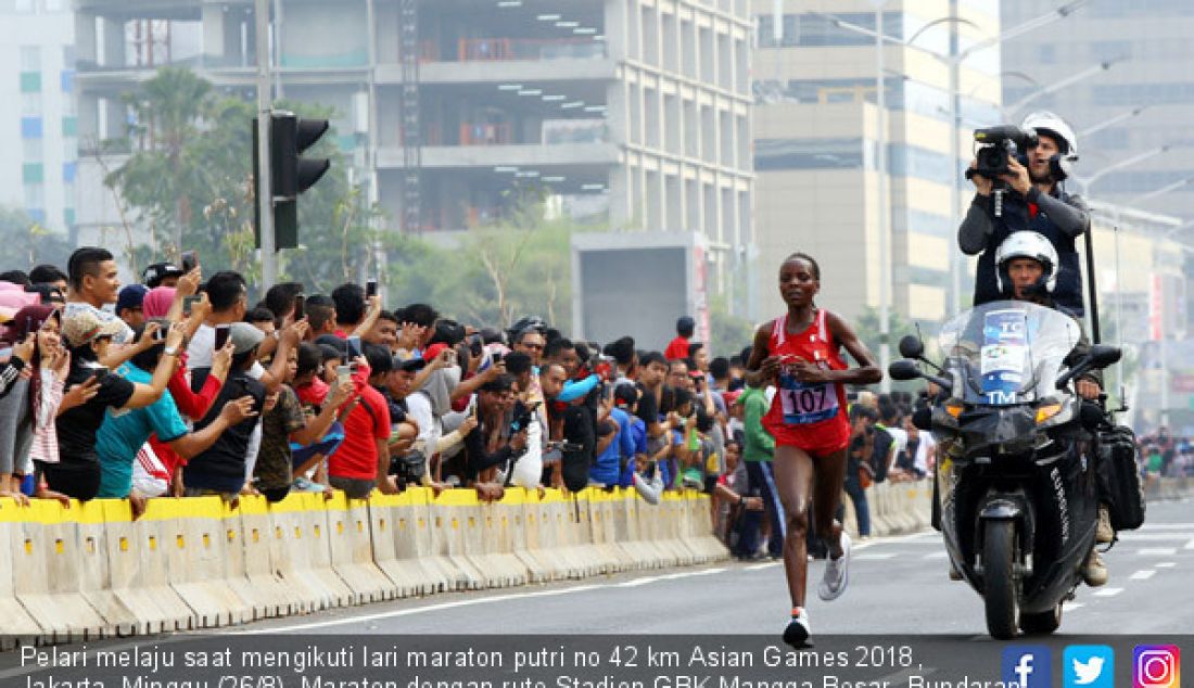 Pelari melaju saat mengikuti lari maraton putri no 42 km Asian Games 2018, Jakarta, Minggu (26/8). Maraton dengan rute Stadion GBK-Mangga Besar- Bundaran Senayan itu dimenangkan oleh pelari Bahrain, Chelimo Rosa. - JPNN.com