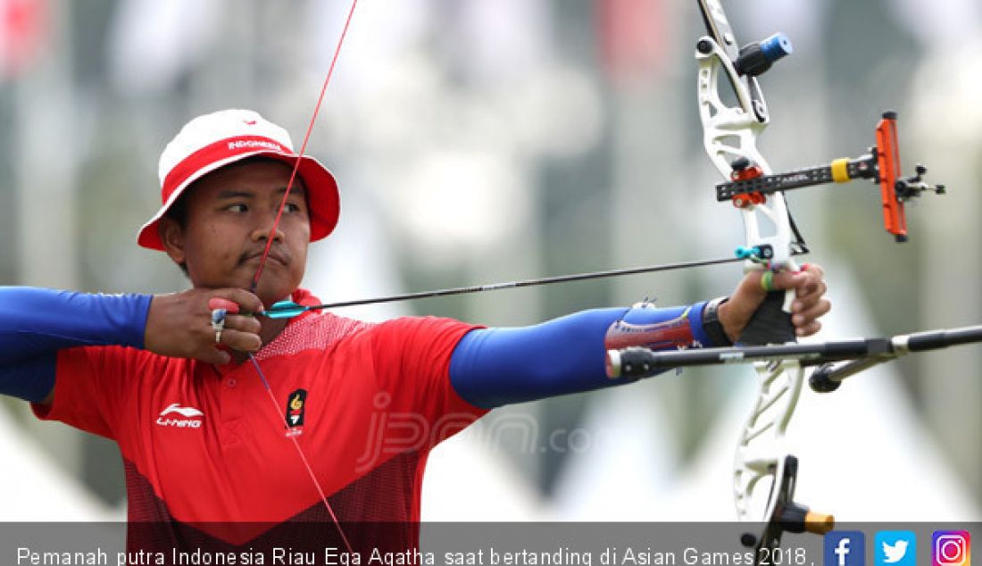 Pemanah putra Indonesia Riau Ega Agatha saat bertanding di Asian Games 2018, Jakarta, Selasa (28/8). - JPNN.com