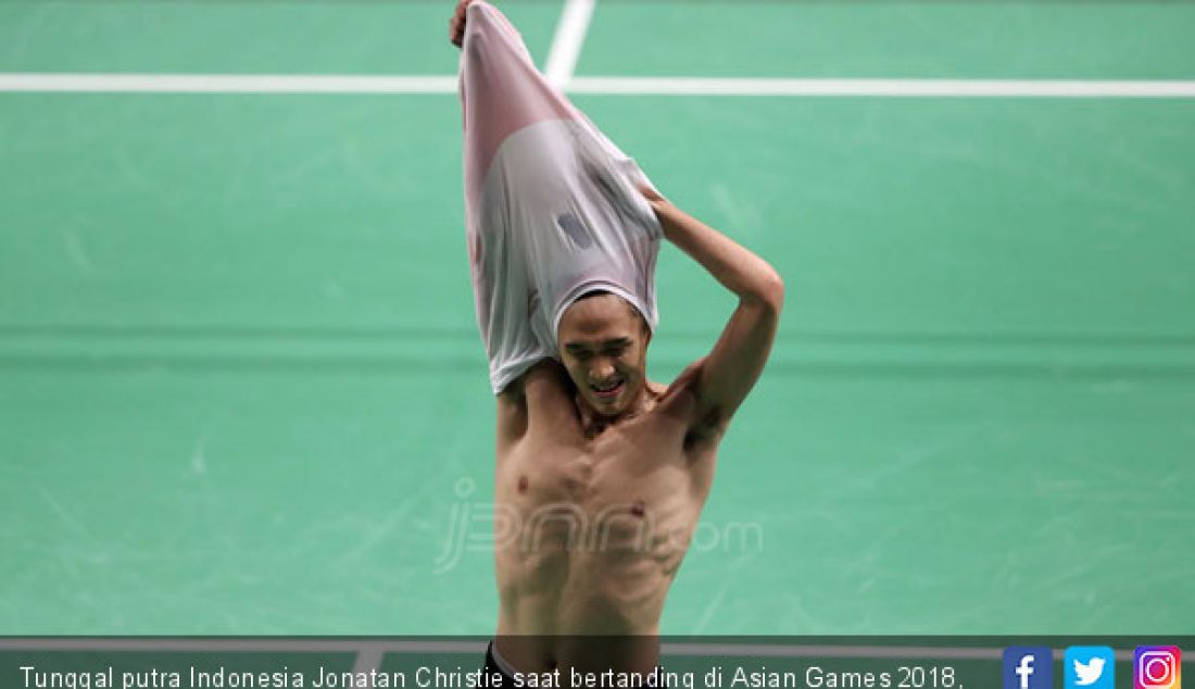 Tunggal putra Indonesia Jonatan Christie saat bertanding di Asian Games 2018, Jakarta, Selasa (28/8). Jonatan meraih medali emas. - JPNN.com