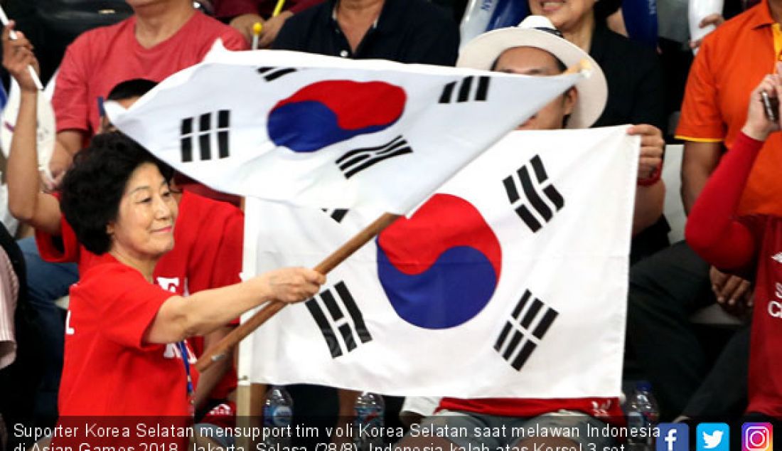 Suporter Korea Selatan mensupport tim voli Korea Selatan saat melawan Indonesia di Asian Games 2018, Jakarta, Selasa (28/8). Indonesia kalah atas Korsel 3 set. - JPNN.com