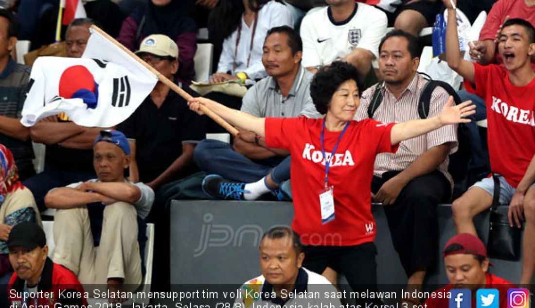 Suporter Korea Selatan mensupport tim voli Korea Selatan saat melawan Indonesia di Asian Games 2018, Jakarta, Selasa (28/8). Indonesia kalah atas Korsel 3 set. - JPNN.com