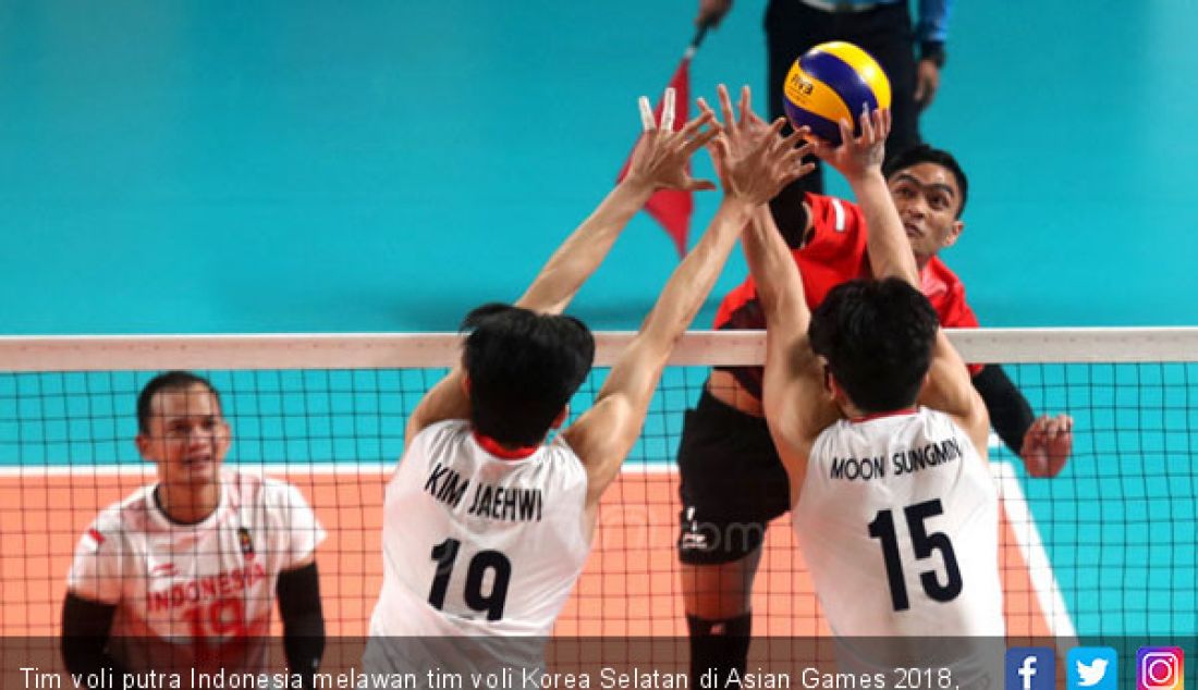 Tim voli putra Indonesia melawan tim voli Korea Selatan di Asian Games 2018, Jakarta, Selasa (28/8). Indonesia kalah atas Korsel 3 set. - JPNN.com