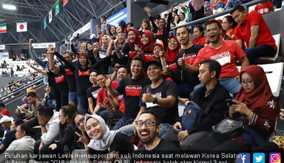 Puluhan karyawan Levis mensupport tim voli Indonesia saat melawan Korea Selatan di Asian Games 2018, Jakarta, Selasa (28/8). Indonesia kalah atas Korsel 3 set. - JPNN.com